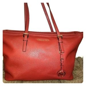 Jet Set Travel Medium Saffiano Leathe